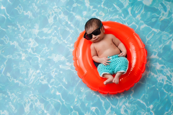 sterrenbeeld waterman slapende baby in zwemband