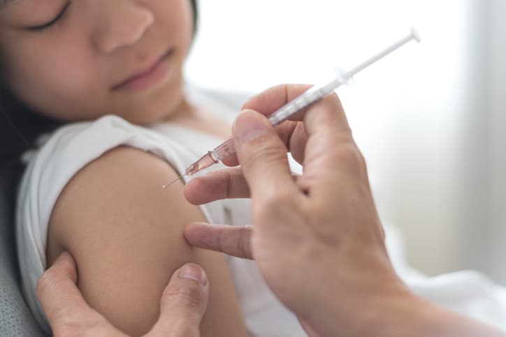 vaccinatie mazelen - kind krijgt prik
