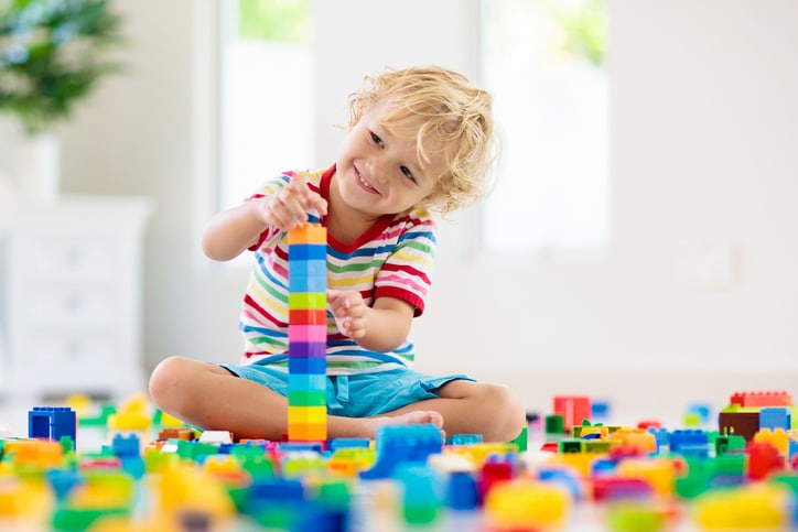 peuter bouwt een blokkentoren spelen met speelgoed