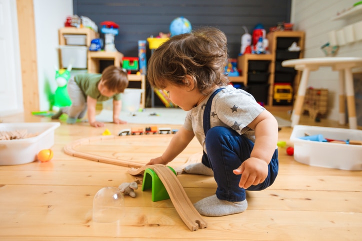 twee kinderen spelen met houten treinbaan spelen met speelgoed