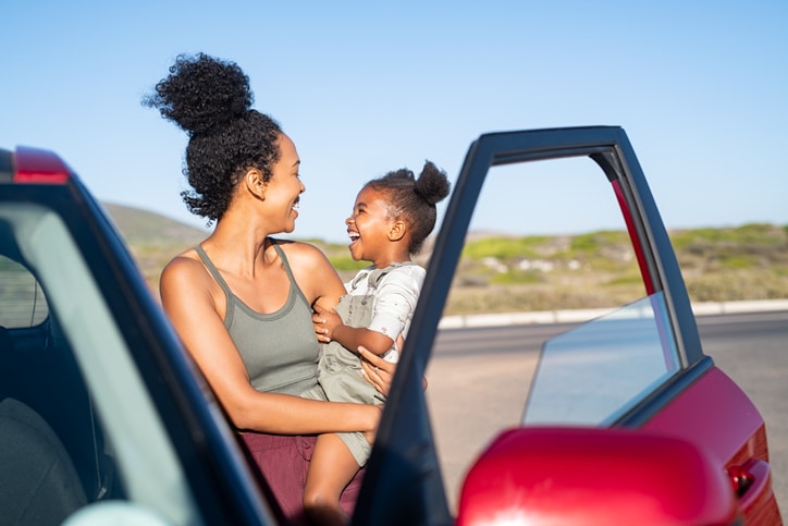 autovakantie met kinderen - moeder met dochter bij auto