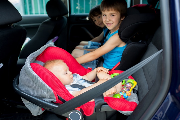 veilig in de auto met kleine kinderen maxi cosi