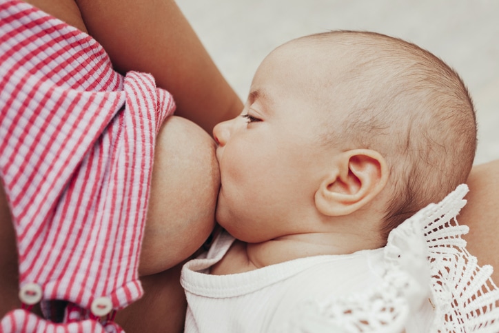 partner kan helpen bij borstvoeding - baby drinkt bij moeder aan de borst