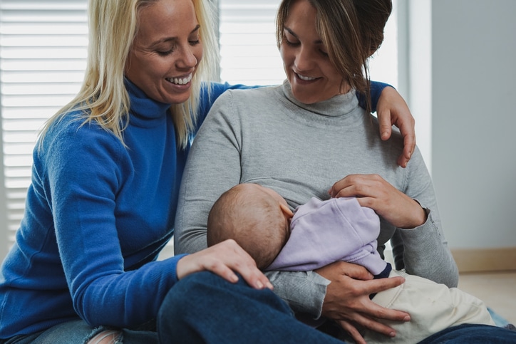 partner kan helpen bij borstvoeding - twee moeders met baby