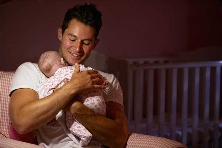 partner kan helpen bij borstvoeding - vader geeft baby een fles