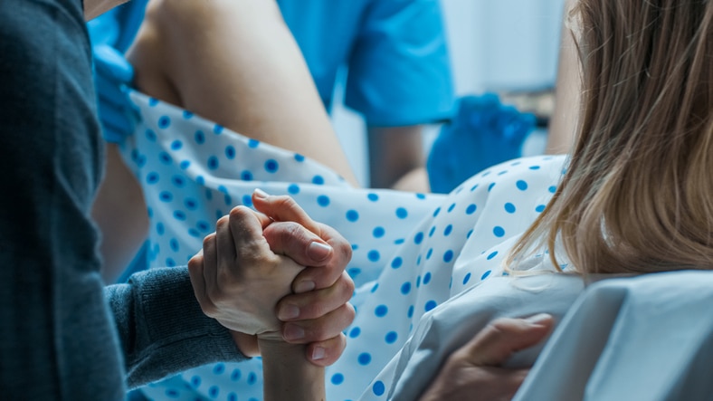 vrouw bevalt in ziekenhuis - vaginale kunstbevalling