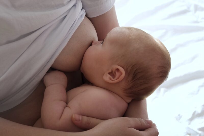 Een baby voeden aan de borst