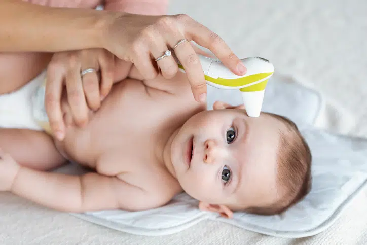 baby met thermometer - oorontsteking