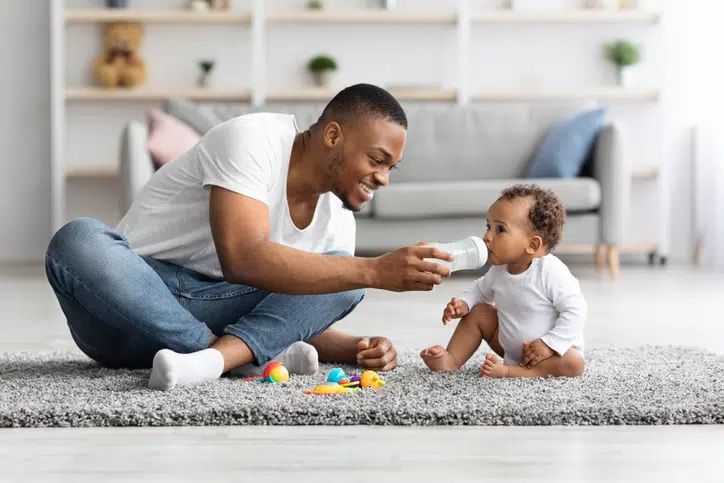 vader geeft baby flesje - oorontsteking