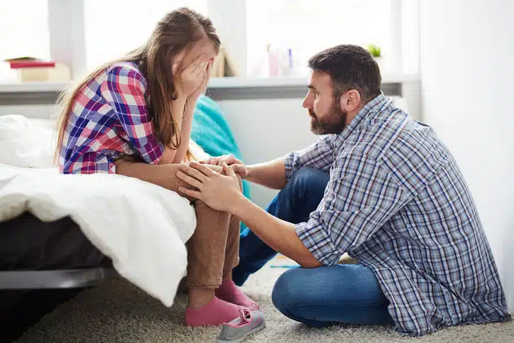 keuzes maken papa-praat-met-verdrietige-dochter