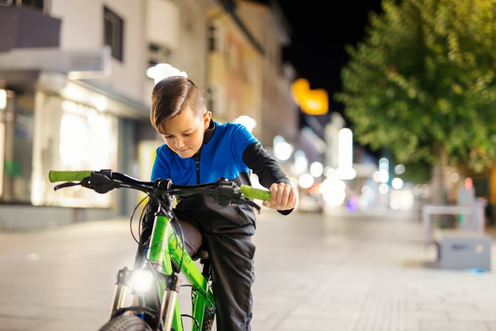 kinderfiets kopen - jongen op mountainbike met verlichting