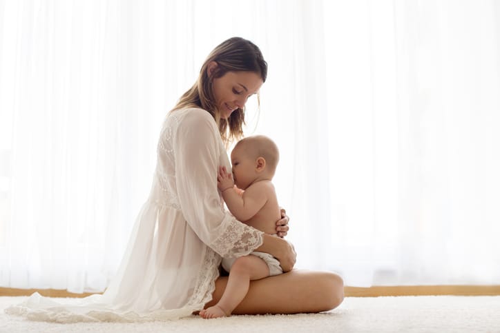 groei van je borsten na je zwangerschap vrouw geeft borstvoeding