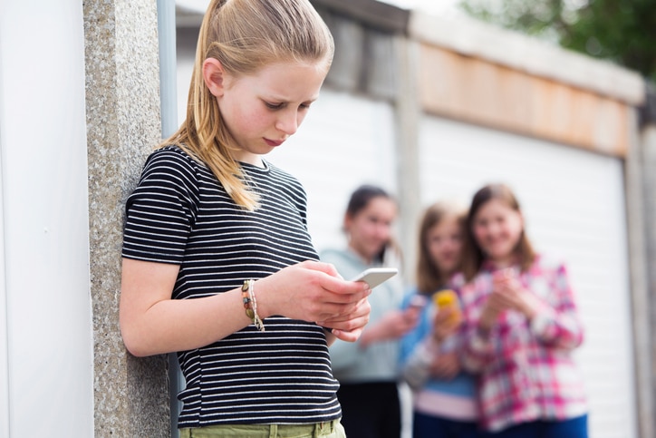 kinderen mediawijs - meisje met smartphone op schoolplein