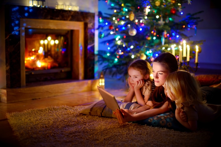 moeder met kinderen bij kerstboom kijken een filmpjekerstfilms-voor-kinderen-op-netflix