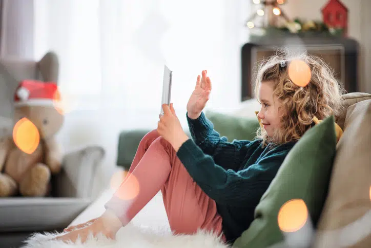 lockdown activiteiten in de winter meisje met tablet