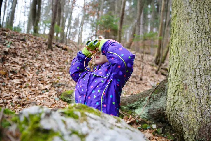 lockdown activiteiten in de winter meisje zoekt geocache