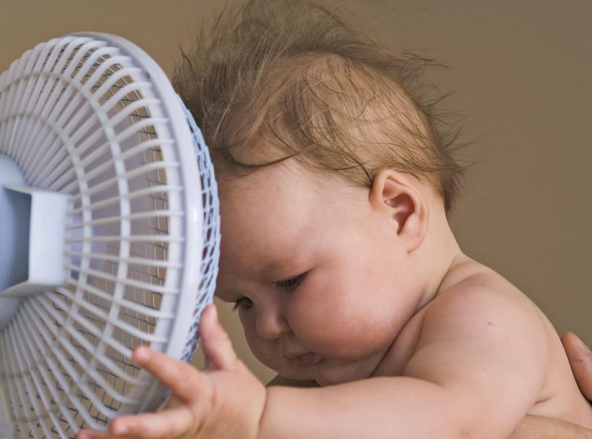 Kan ik mijn baby in de airco of bij de ventilator laten slapen?