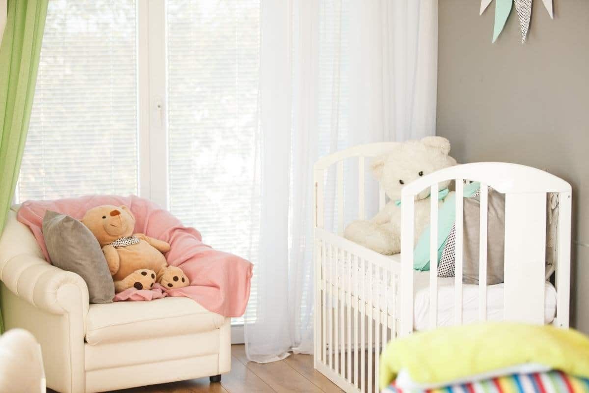 babykamer-met-ledikant - van een ledikant naar een groot bed