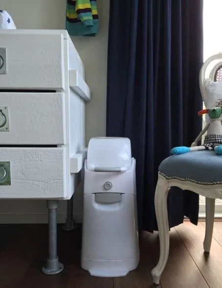 diaperchamp geurloze luieremmer naast commode