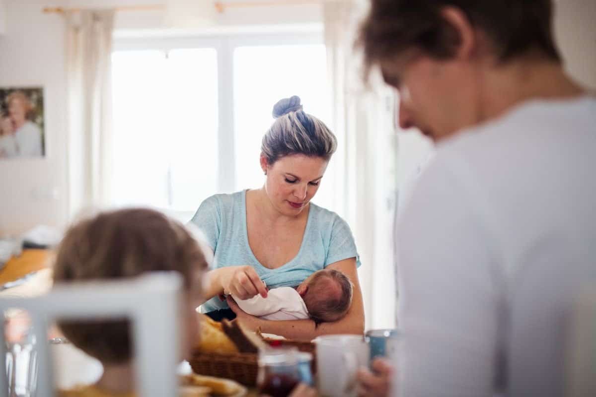 het-hele-gezin-tijdens-de-borstvoeding