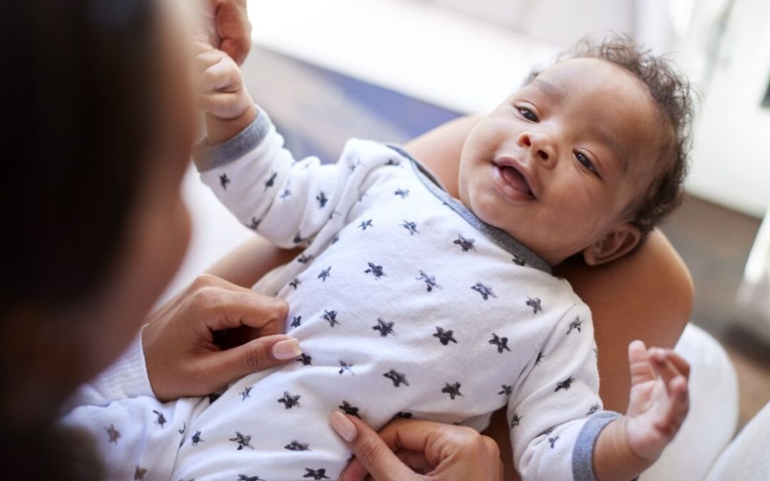 3 mogelijke gevolgen van het kietelen van je baby