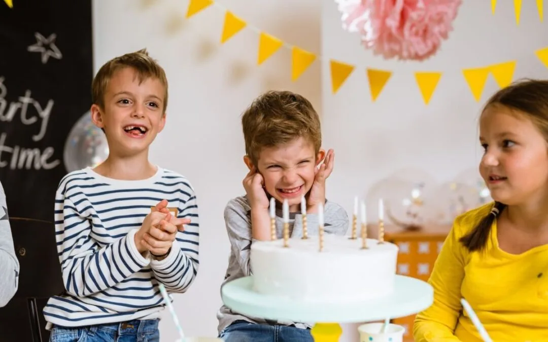Hoe leer je je kind zich te gedragen op kinderfeestjes?