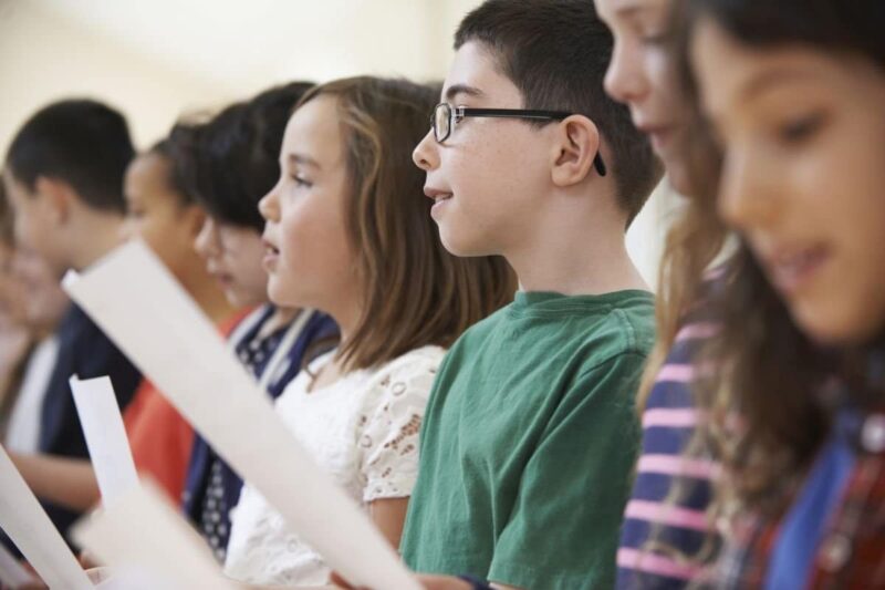 Kinderen zingen liedjes op christelijke school