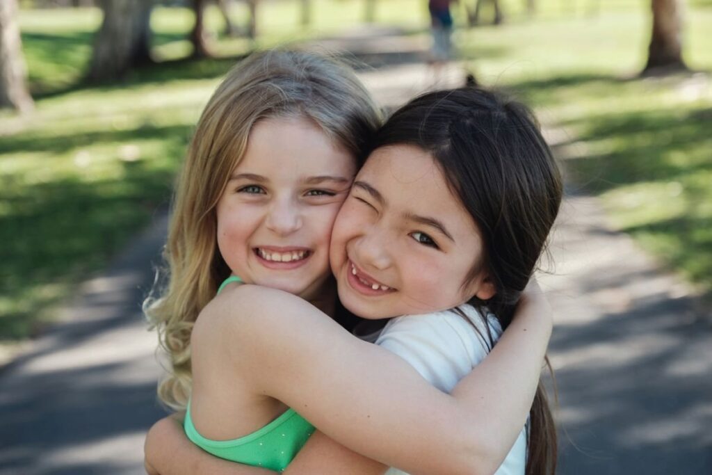 keuzes maken meisjes-knuffelen-elkaar-in-park