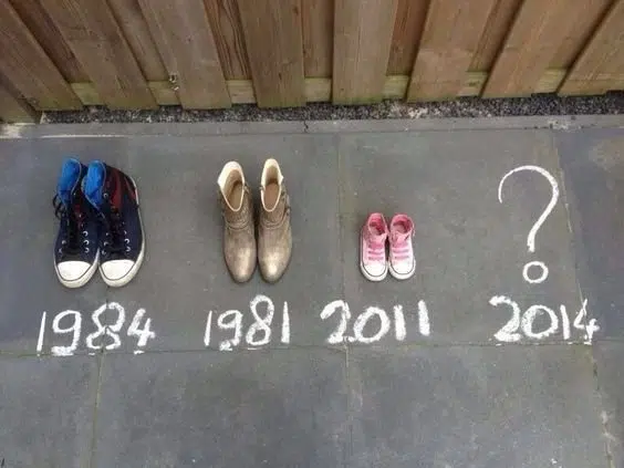 zwangerschapsaankondiging met schoenen