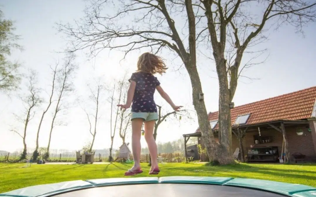 Veilig buitenspelen op een trampoline