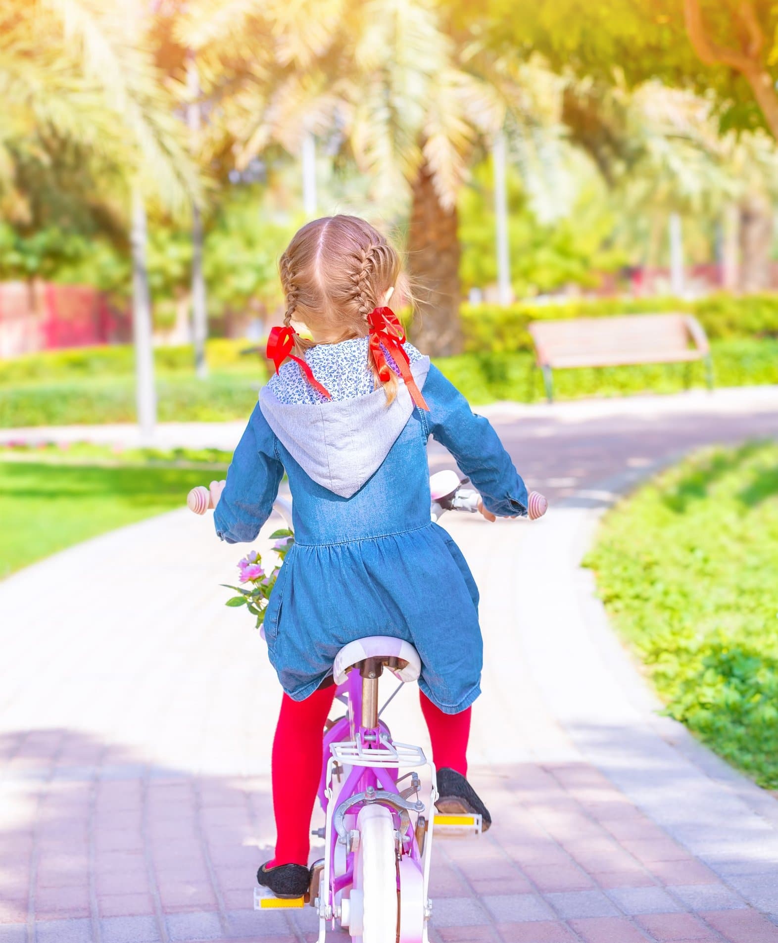 Meisje op haar eerste eigen fiets