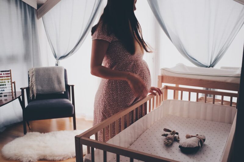 Zwangere vrouw in de babykamer