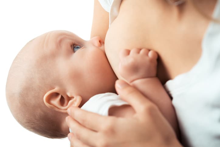 Zo weet je of je baby genoeg drinkt bij borstvoeding