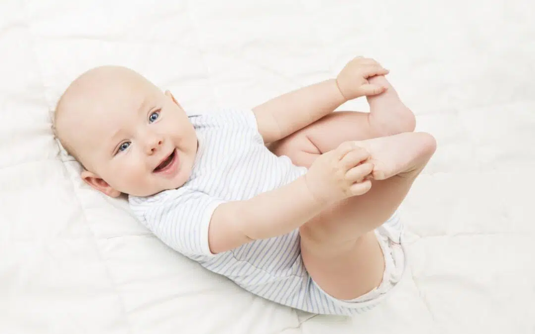 Je baby leert zichzelf vermaken; hallo handjes en voetjes!