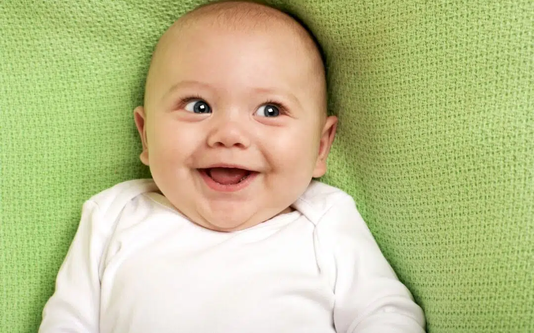 Je baby gaat na-apen: samen gekke bekken trekken