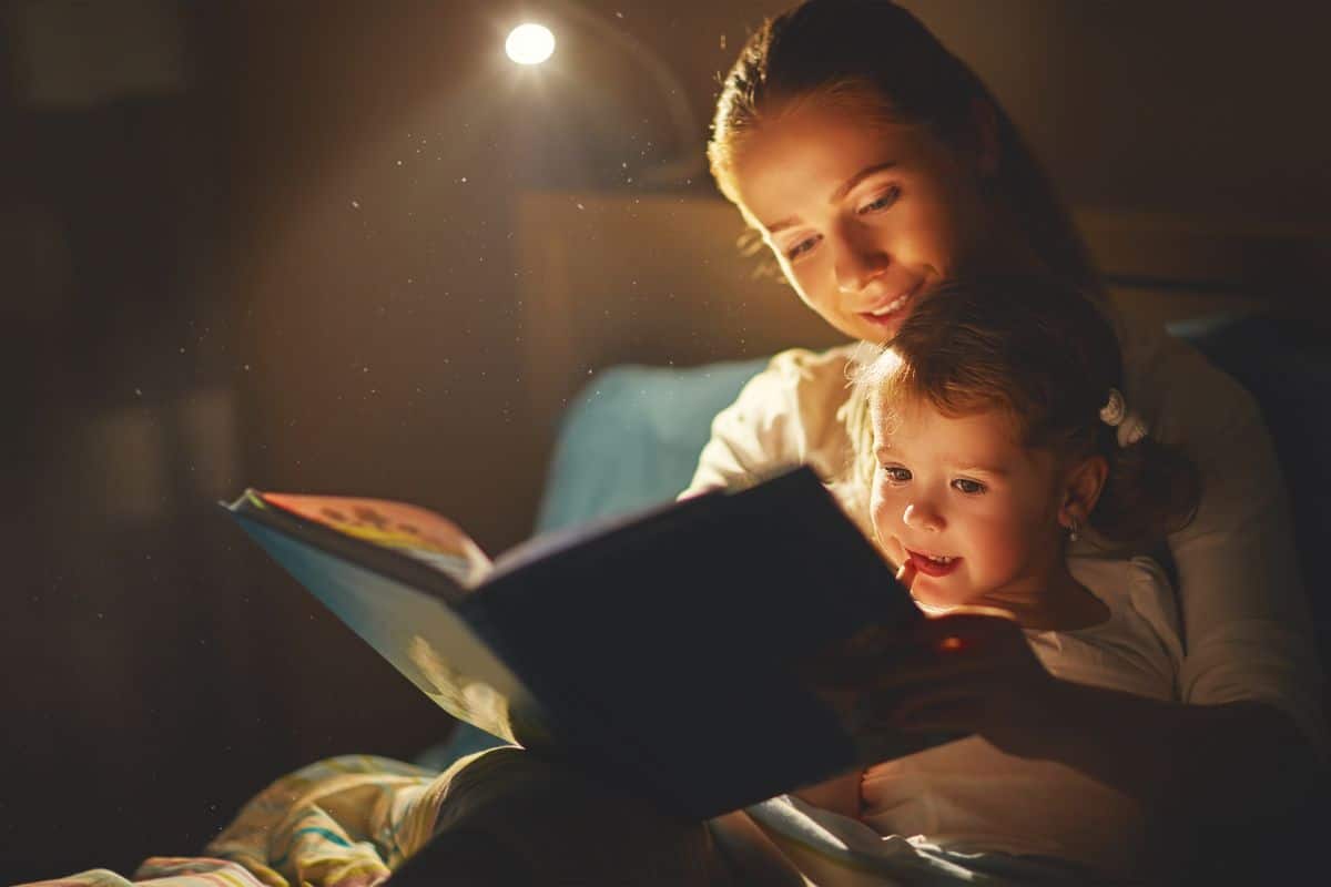 voorlezen aan baby's en kinderen - moeder leest haar baby voor voor het slapen gaan