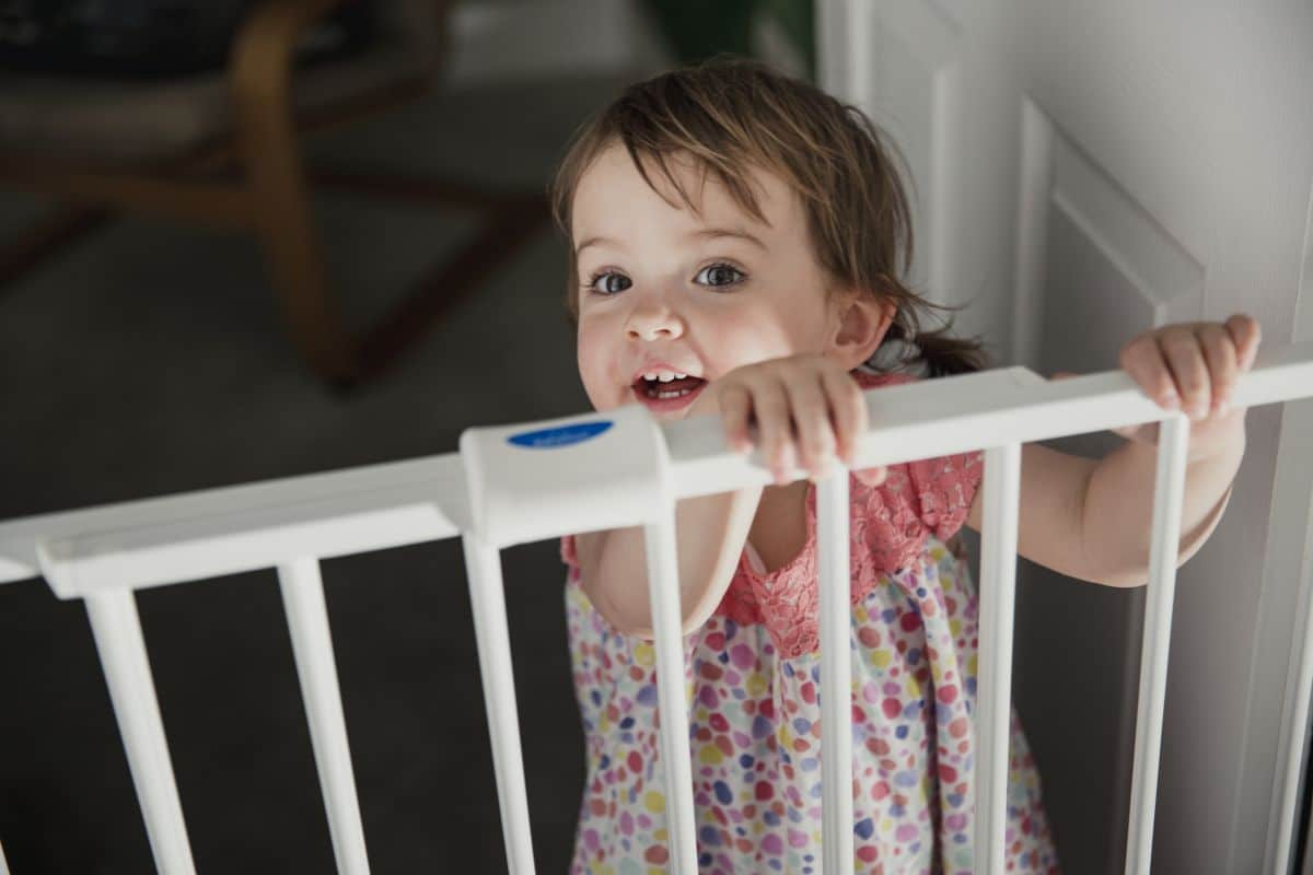 veilig huis voor je kind - peuter bij traphekje