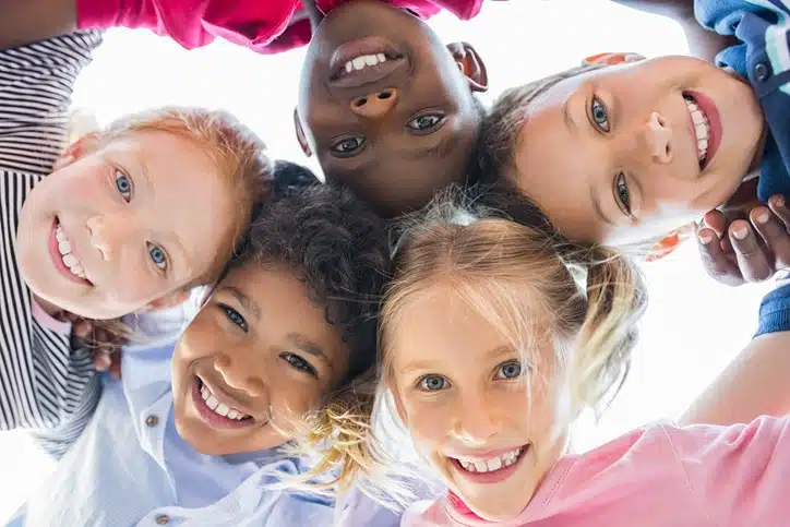 Je kind leren vriendjes maken, dat doe je zo!
