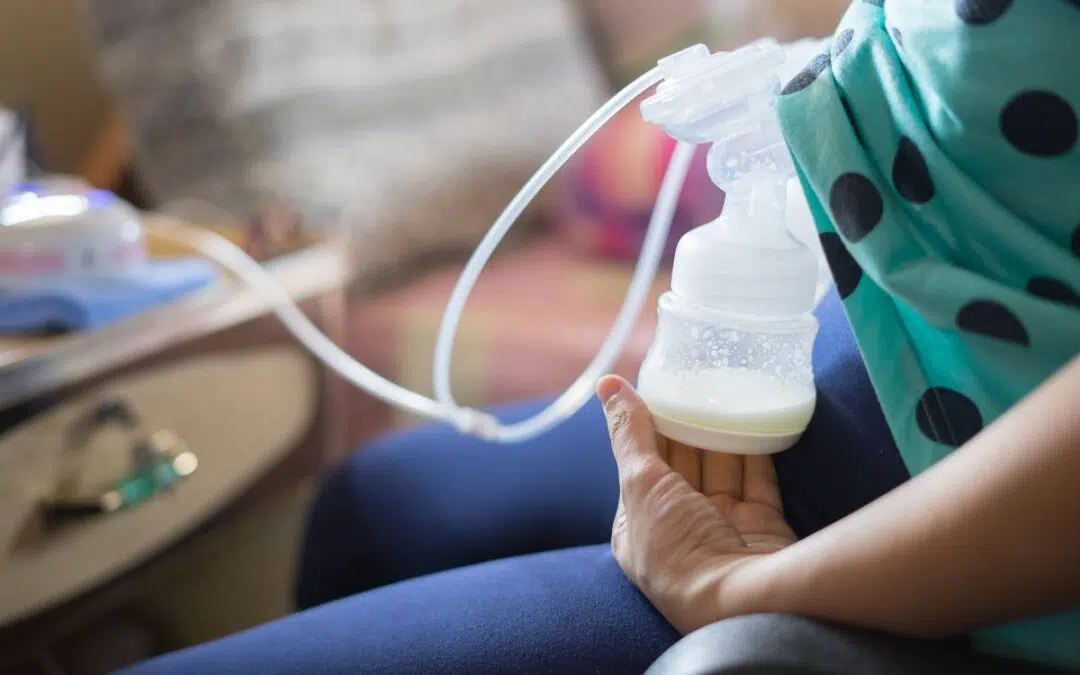 Moedermelk kolven met een open of gesloten systeem