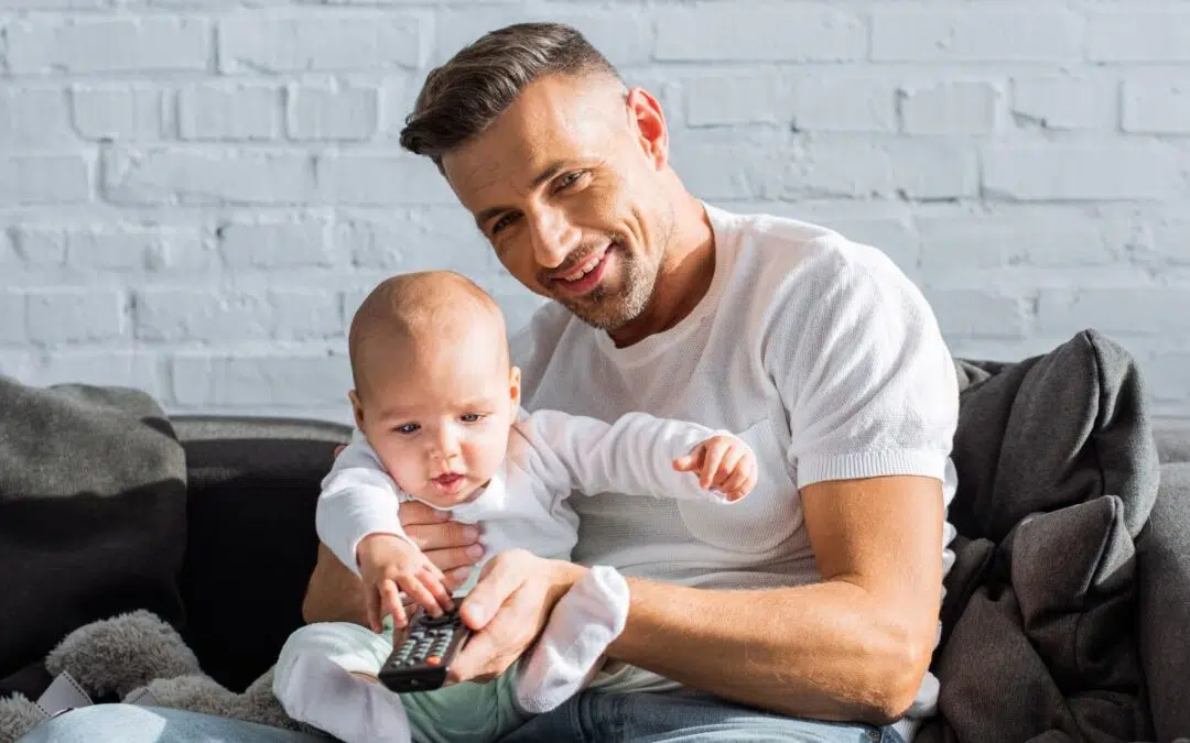 Hoe schadelijk is tv kijken nu echt voor je baby?