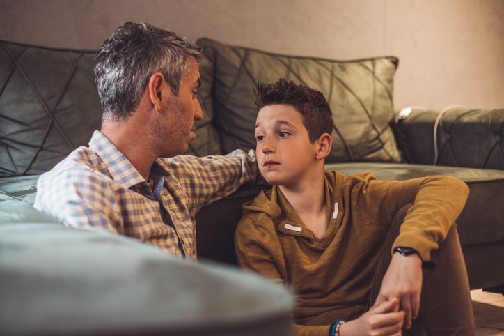 hoe weet je of je kind hoogsensitief is - vader en zoon in gesprek