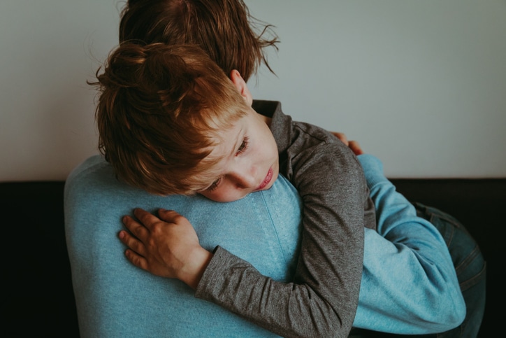 hoogsensitiviteit jongen knuffelt met ouder