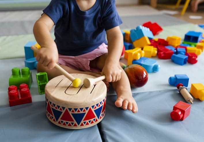 muziek belangrijk voor de ontwikkeling van je kind - peuter met trommel