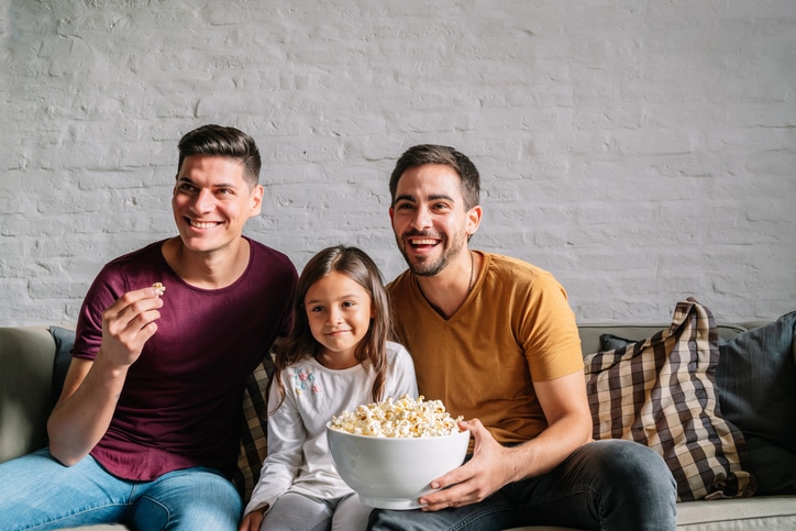 familiefilms op netflix - vaders en kind kijken film met popcorn