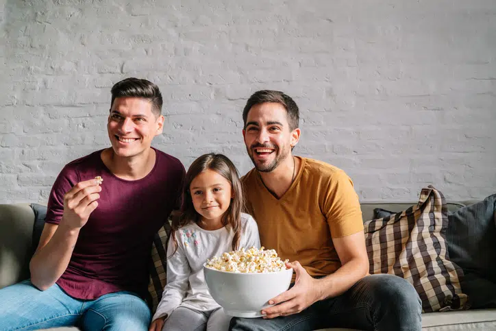 familiefilms op netflix - vaders en kind kijken film met popcorn