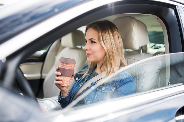 schoolplein moeders vrouw wacht in auto met koffie