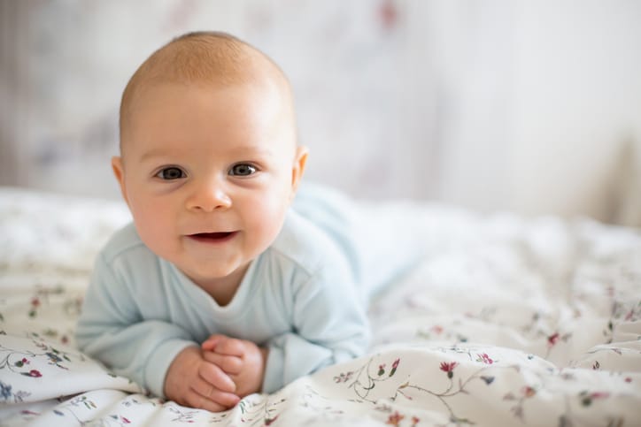 Waarom is spelen op de buik voor baby’s belangrijk?