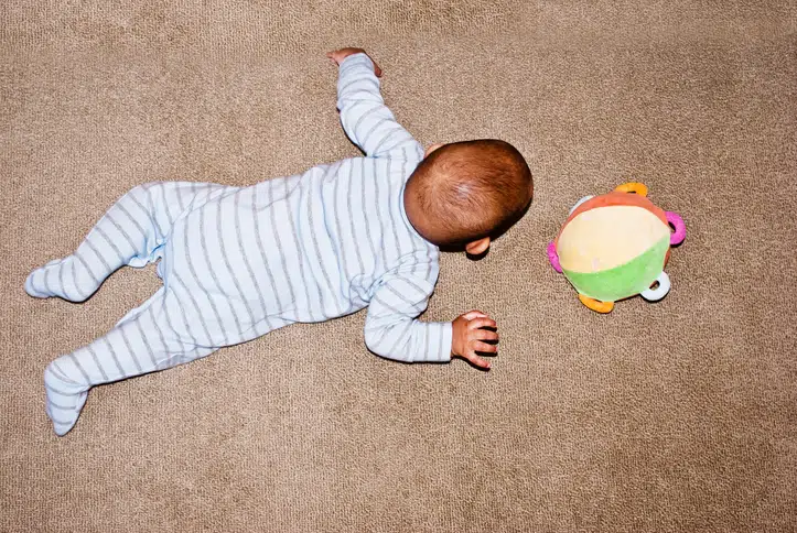 baby speelt met bal - spelen op de buik voor baby's