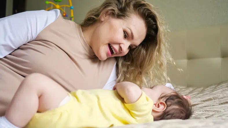 baby speelt met bal - spelen op de buik voor baby's
