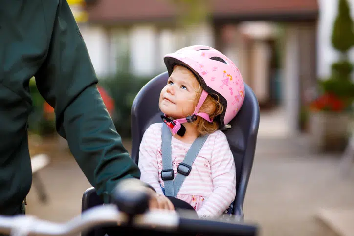 Achterop de fiets voetje tussen de spaken